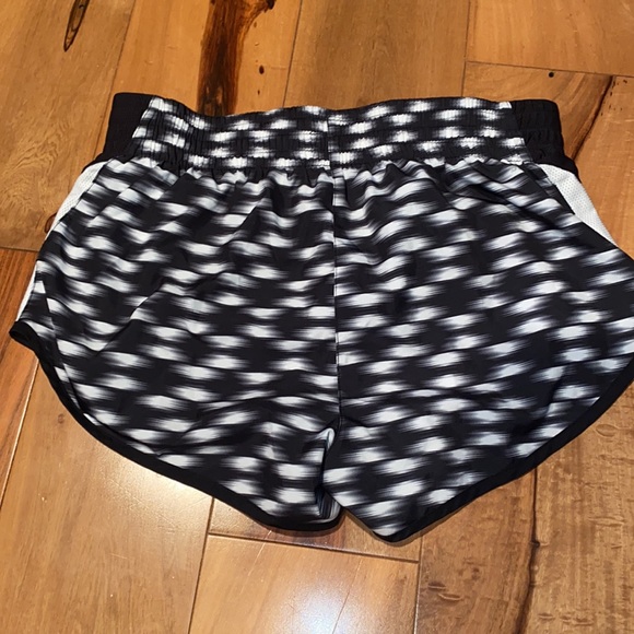 NWOT - NIKE DRI FIT SHORTS WITH BUILT IN UNDERWEAR- SIZE XS - Picture 5 of 6